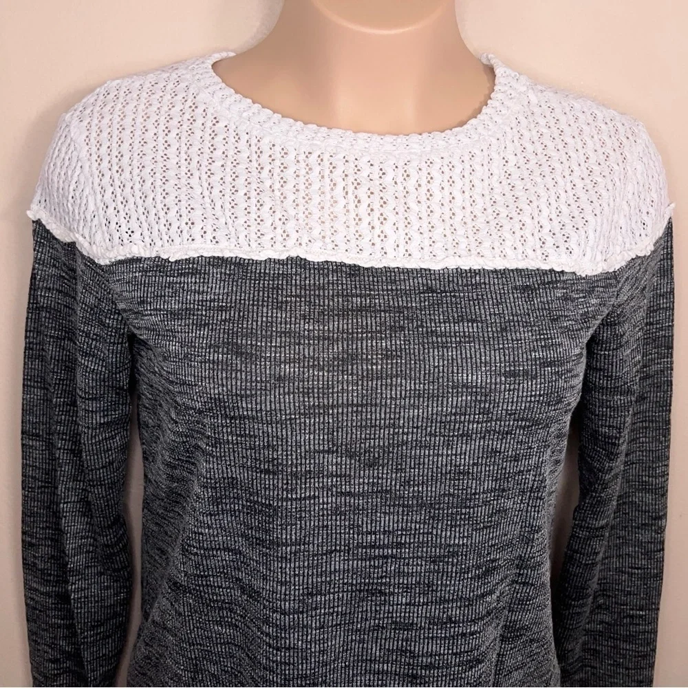 XL Dark Grey Waffle Knit Top White Lace Accent Long Sleeve Stretch Casual